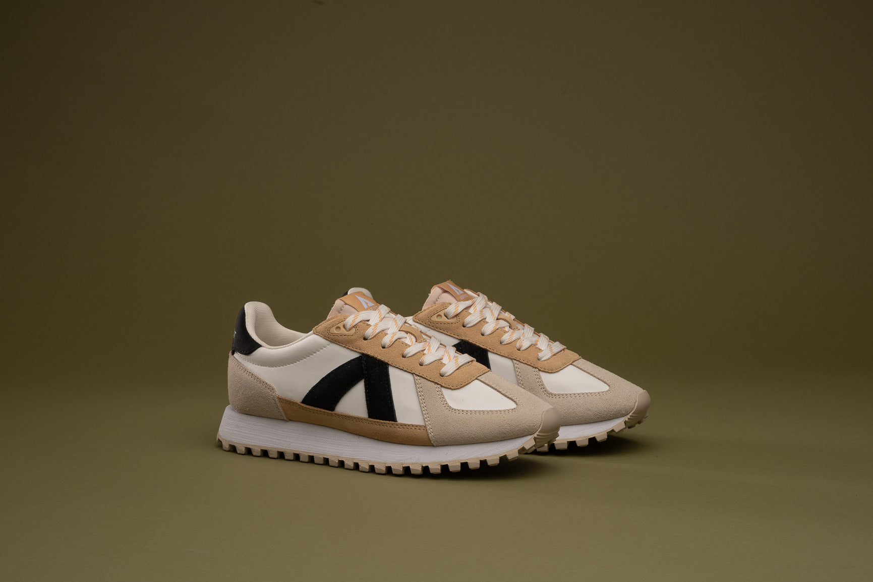 GATE - WHITE TAN BLACK